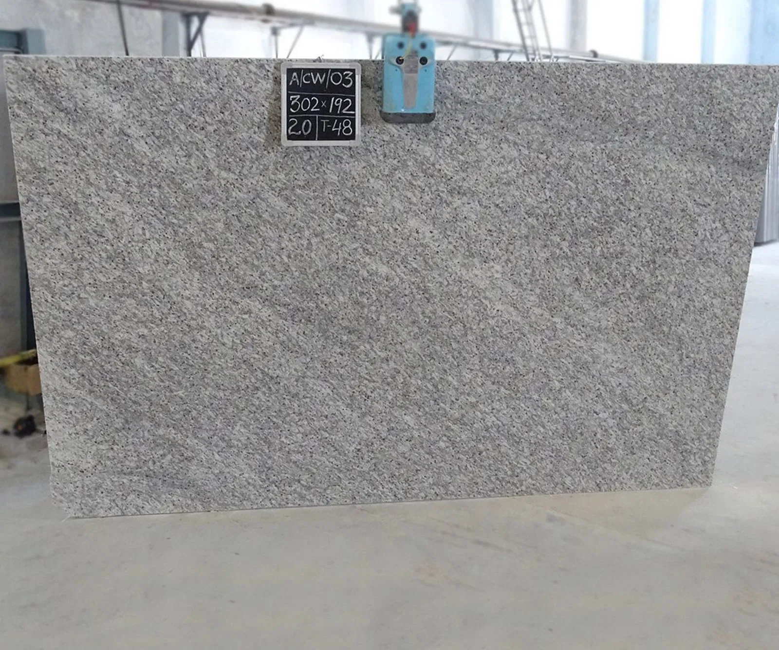 The Architect’s Guide to Sadarahalli Granite: Strength Meets Minimalist Grey 1 High-quality light grey Sadarahalli granite slab showing consistent fine grain and neutral tones.